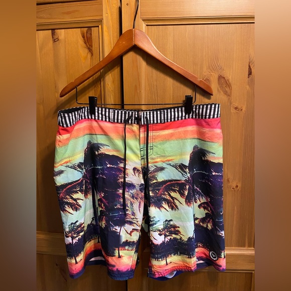 ROXY Mens Board Shorts POLYESTER SWIM Trunks Size M Palm Tree Vice City - Picture 1 of 4